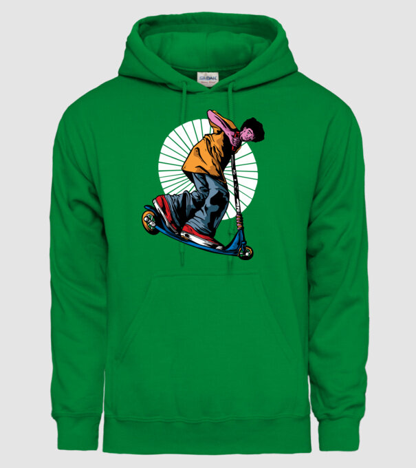 Copil cu trotinetă model verde pe tricou
