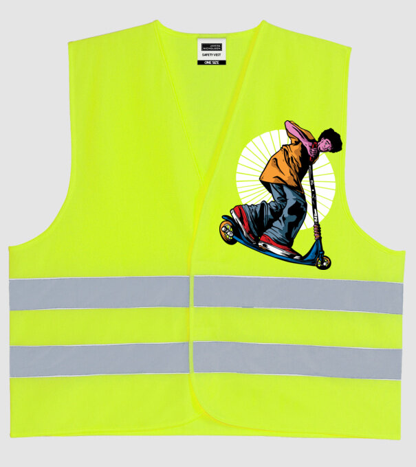 Copil cu trotinetă model galben neon pe tricou
