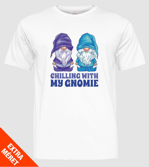 Chilling with my Gnomie model alb pe tricou