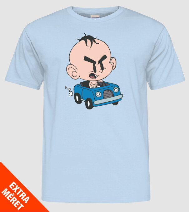 Copilaș cu mașină model albastru deschis pe tricou