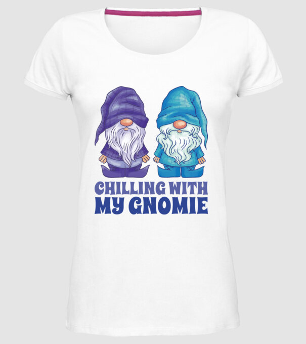 Chilling with my Gnomie model alb pe tricou