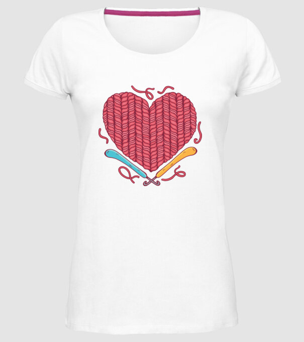 Croșetat inimă model alb pe tricou