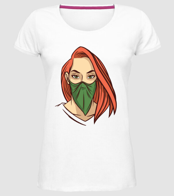 Femeie cu batic model alb pe tricou