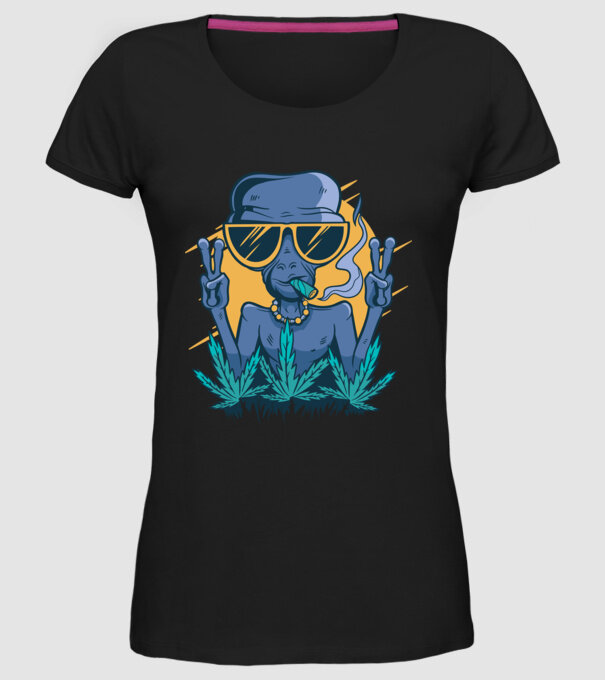 Alien drogat model negru pe tricou