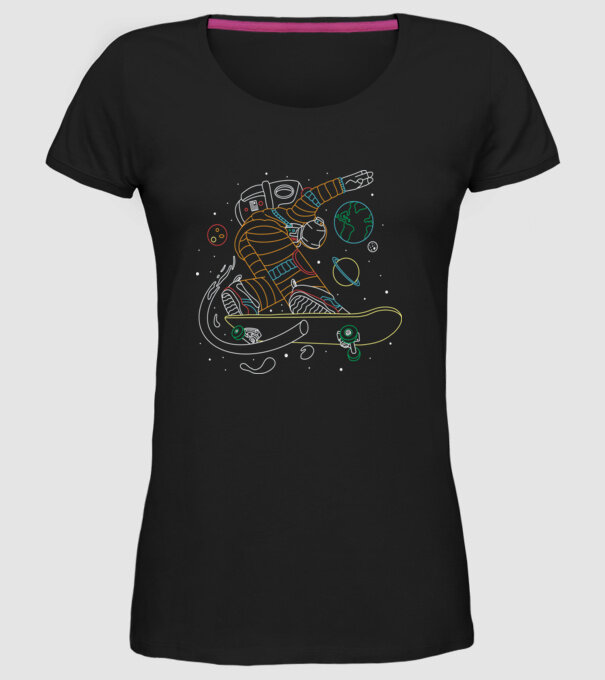 Astronaut Skateboarder model negru pe tricou