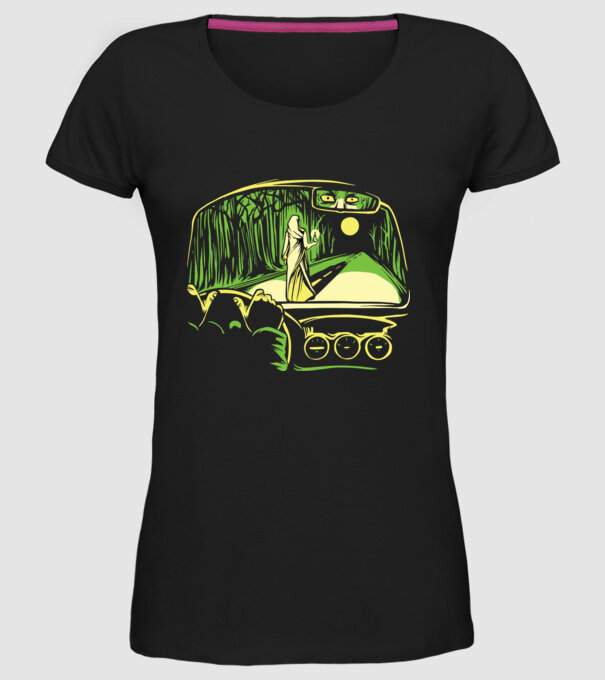Femeie sperietoare pe drum model negru pe tricou