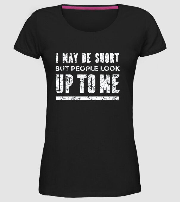 Poate că sunt scund, dar totuși oamenii se uită în sus la mine model negru pe tricou