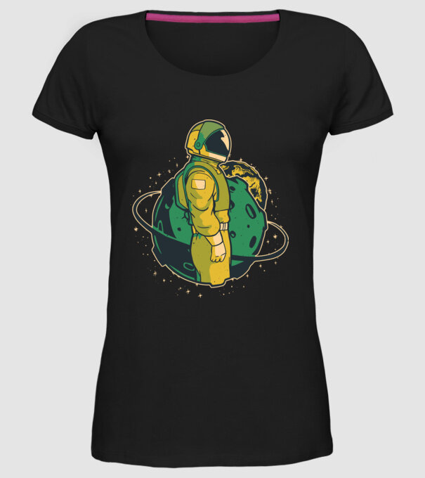 Astronaut model negru pe tricou