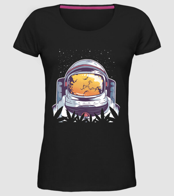 Astronaut Smoker model negru pe tricou