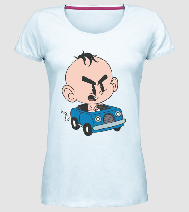 Copilaș cu mașină model albastru deschis pe tricou