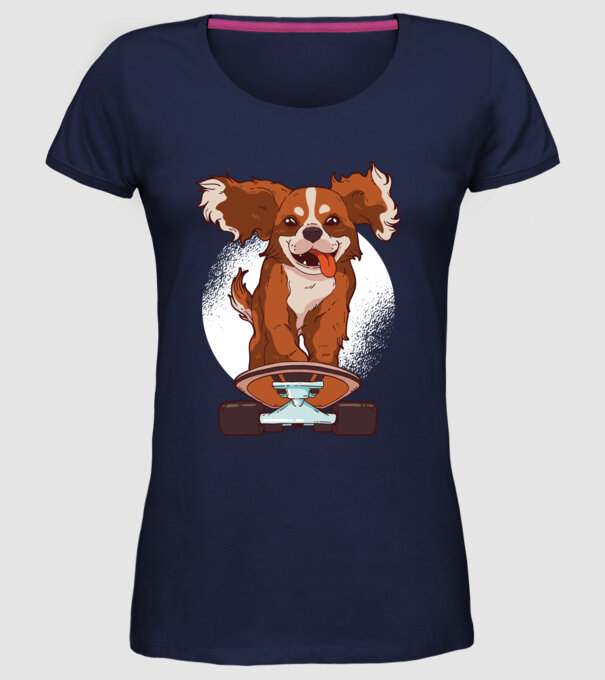 Skateboarding Cavalier King Spaniel model albastru închis pe tricou