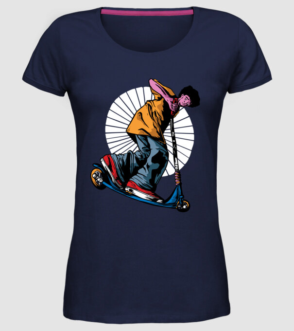 Copil cu trotinetă model albastru închis pe tricou