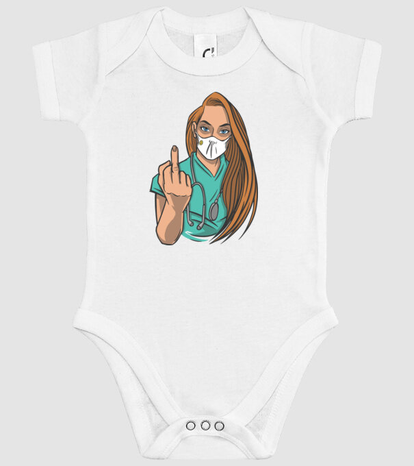 Asistentă medicală arată degetul model alb pe tricou