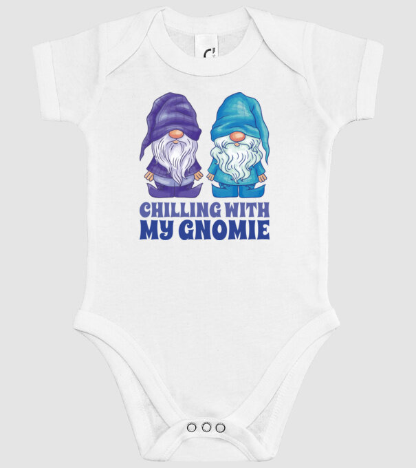 Chilling with my Gnomie model alb pe tricou