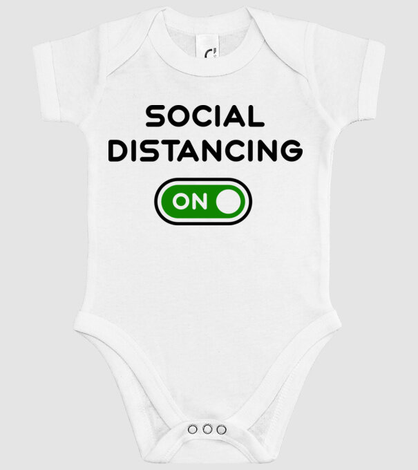 Social distancing on model alb pe tricou