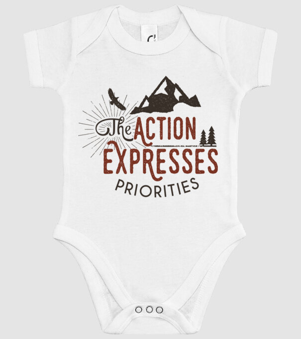 The action expresses priorities model alb pe tricou