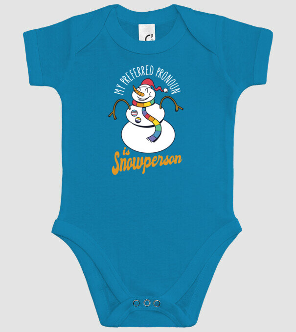 Om de zăpadă model turcoaz pe tricou