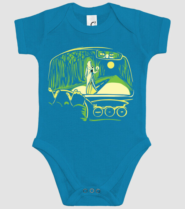 Femeie sperietoare pe drum model turcoaz pe tricou