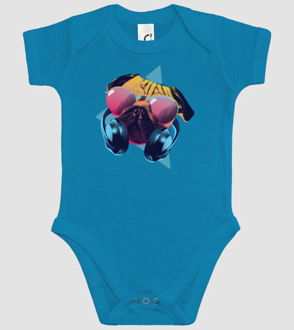 Mops cu căști model turcoaz pe tricou