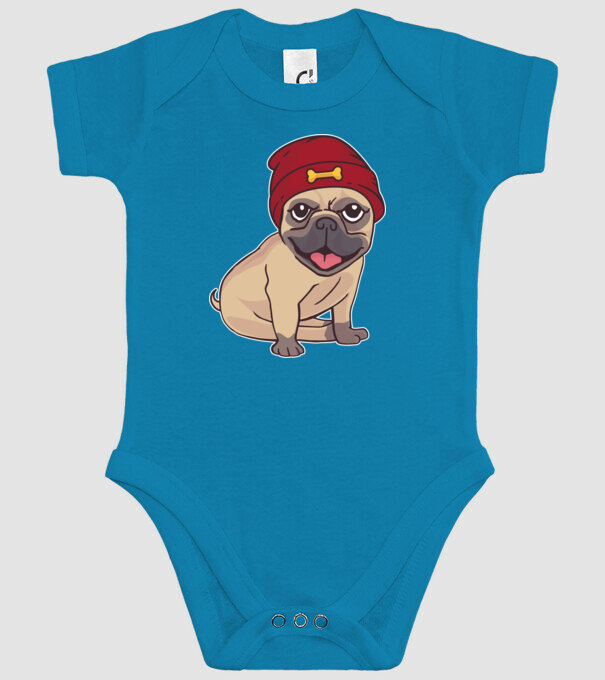 Mops cu șapcă model turcoaz pe tricou