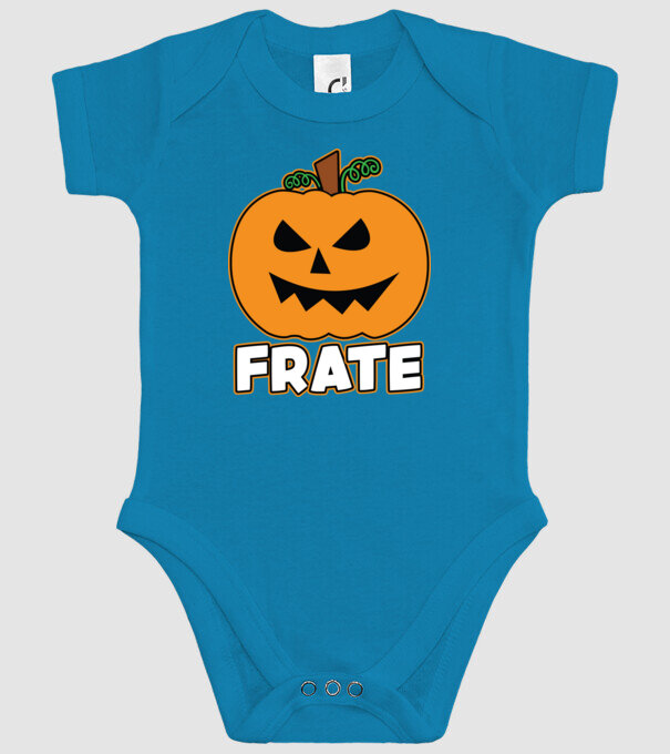 frate model turcoaz pe tricou