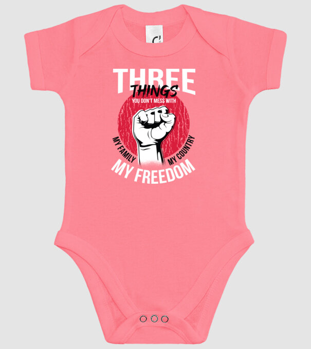 3 lucruri de care să nu te legi: Familia mea, țara mea și libertatea mea model roz pe tricou