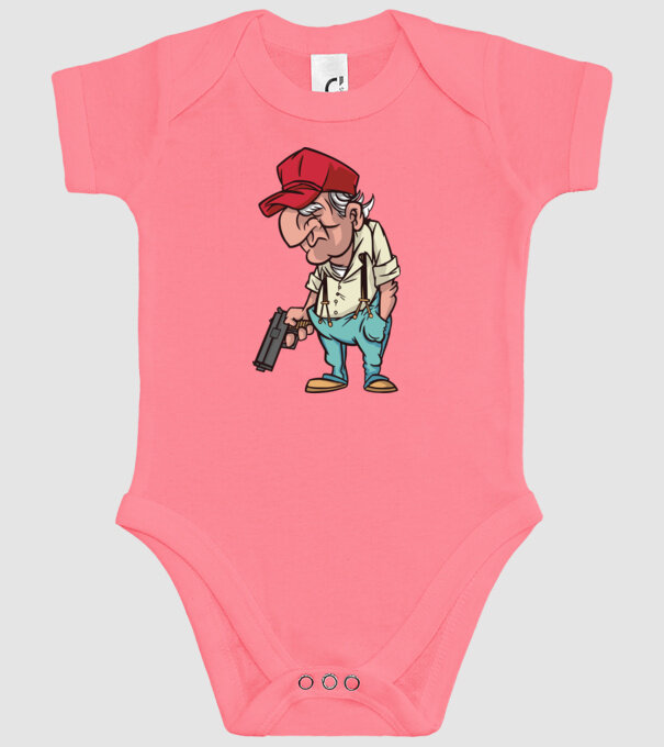 Bătrân cu armă model roz pe tricou