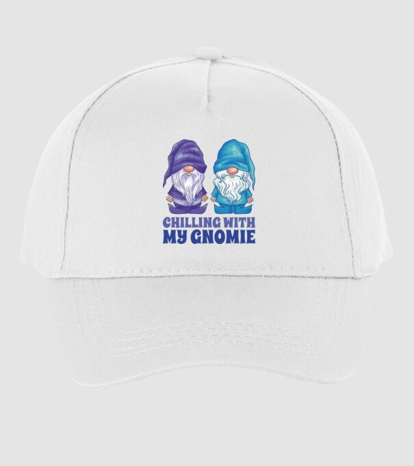 Chilling with my Gnomie model alb pe tricou