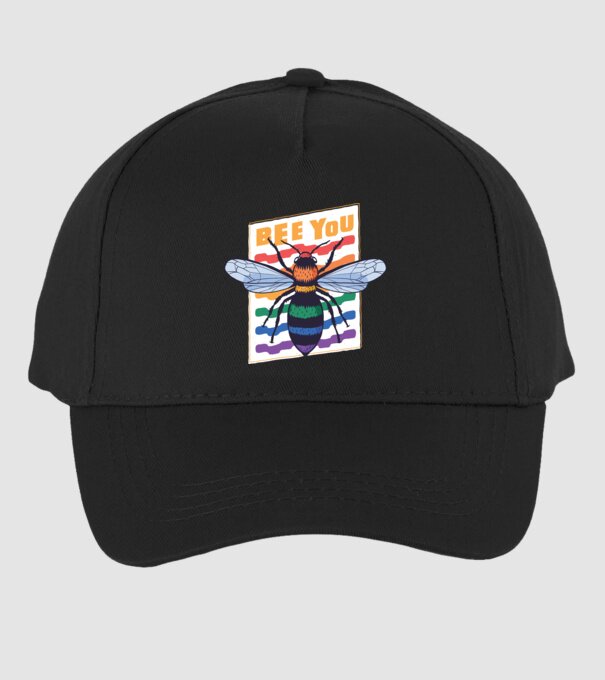 Bee You Pride model negru pe tricou