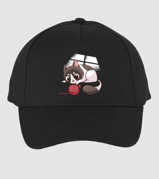 Pisicuță drăguță jucând model negru pe tricou