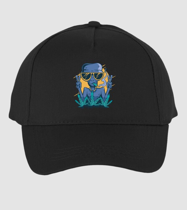 Alien drogat model negru pe tricou