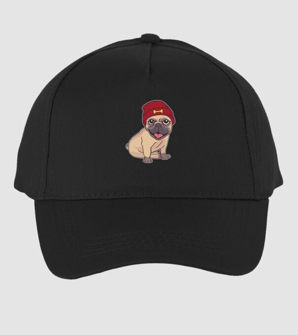 Mops cu șapcă model negru pe tricou