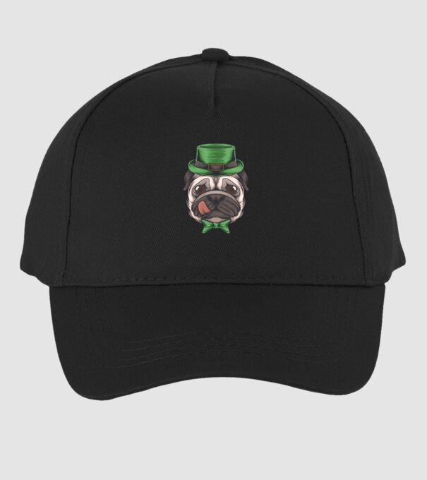 Mops Sfântul Patrick model negru pe tricou