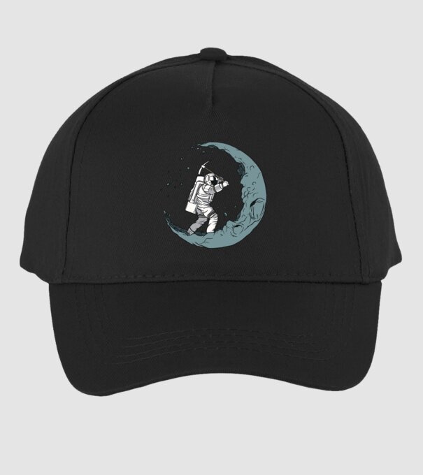 Astronaut pe Lună model negru pe tricou