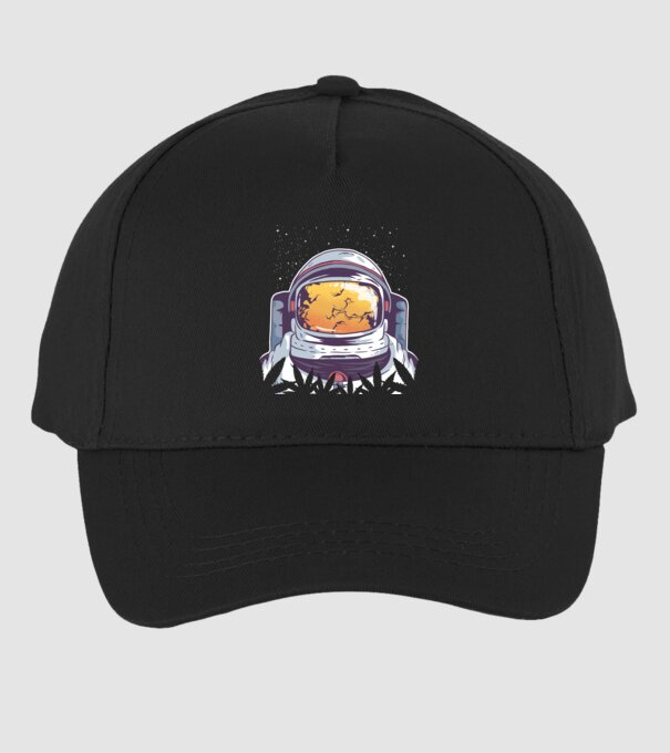 Astronaut Smoker model negru pe tricou