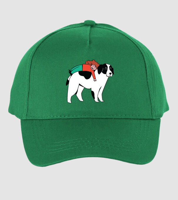 Fetiță cu câine model verde pe tricou