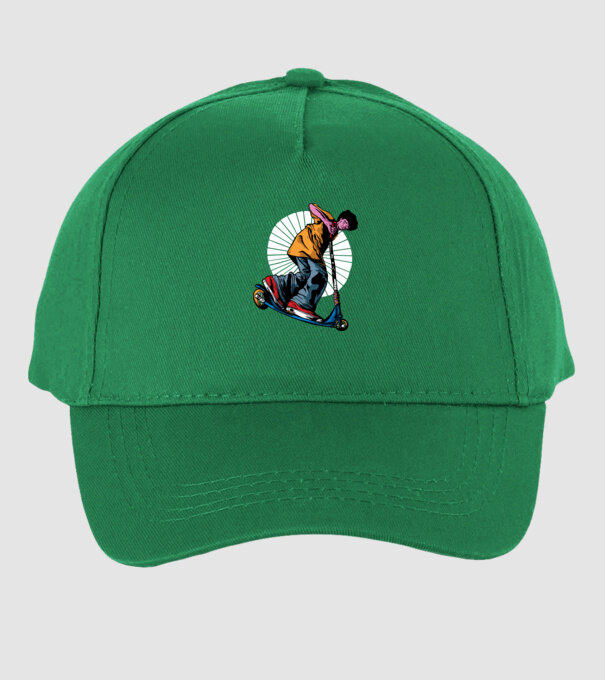 Copil cu trotinetă model verde pe tricou