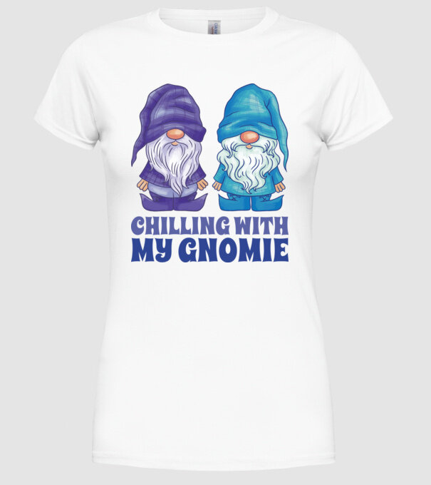 Chilling with my Gnomie model alb pe tricou