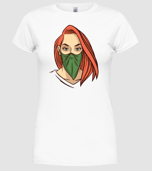 Femeie cu batic model alb pe tricou