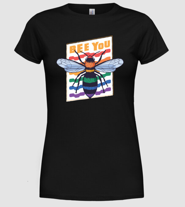 Bee You Pride model negru pe tricou
