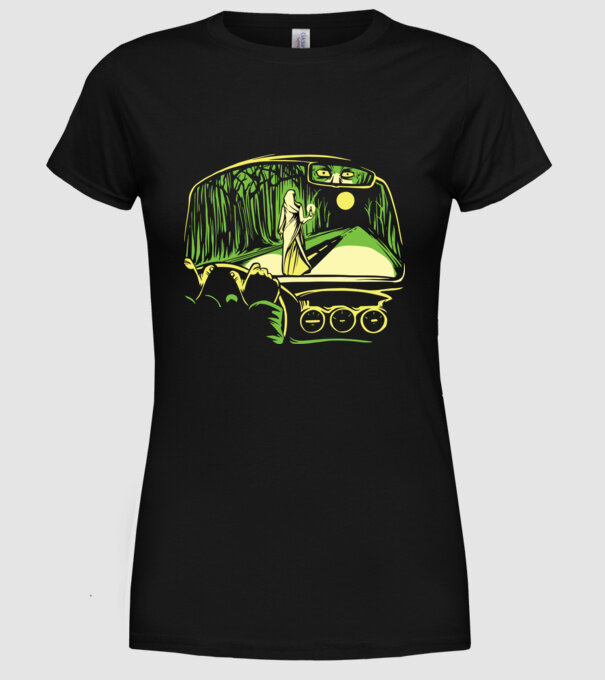 Femeie sperietoare pe drum model negru pe tricou
