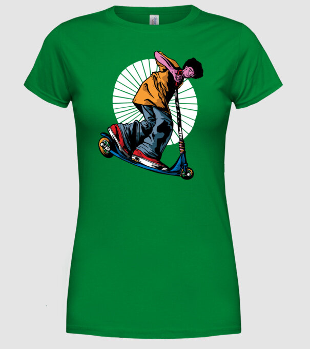 Copil cu trotinetă model verde pe tricou
