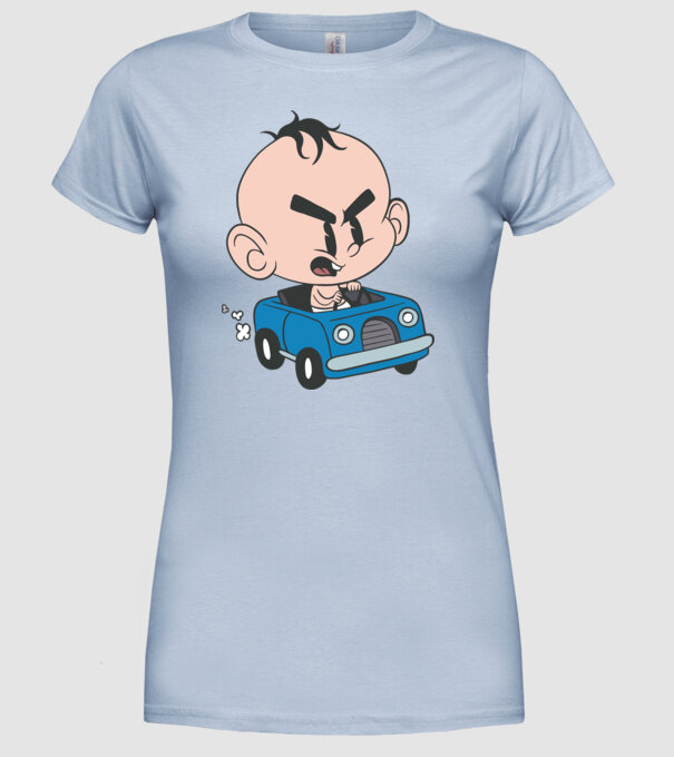 Copilaș cu mașină model albastru deschis pe tricou
