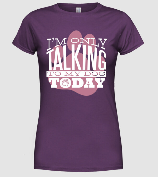 Azi vorbesc numai cu câinele meu model mov pe tricou