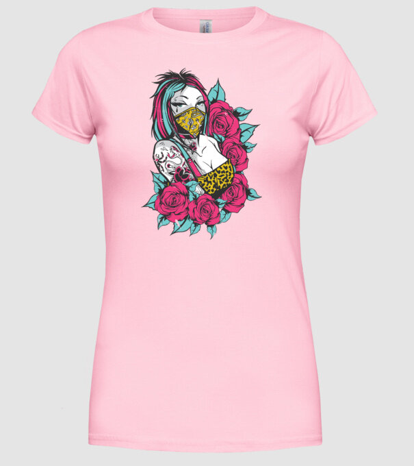 Fată tatuată model roz deschis pe tricou