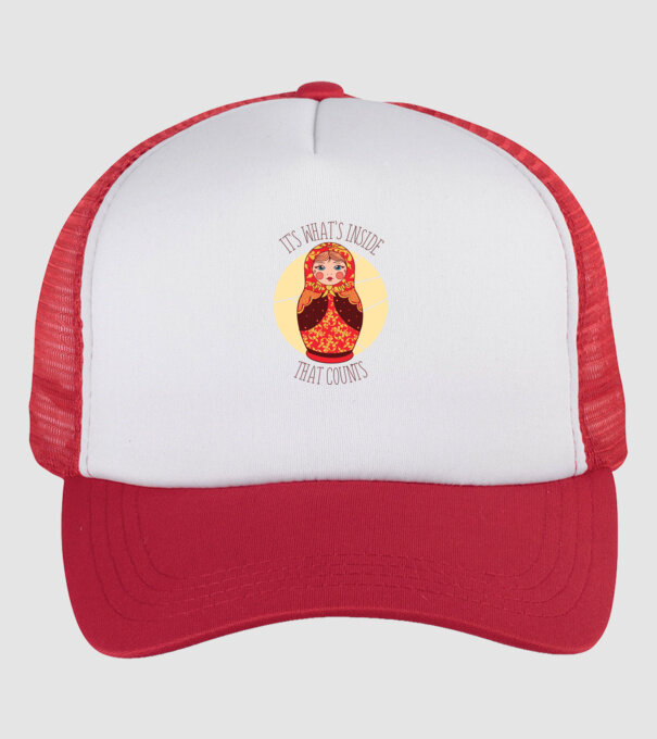 Interiorul contează - păpușă Mamushka model alb/roșu pe tricou