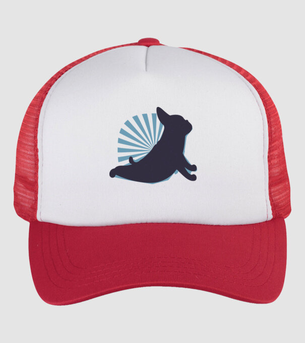 Mops Yoga model alb/roșu pe tricou
