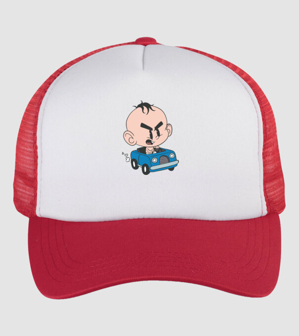 Copilaș cu mașină model alb/roșu pe tricou