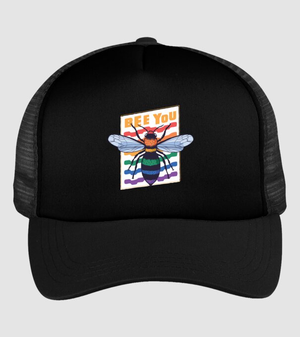 Bee You Pride model negru pe tricou