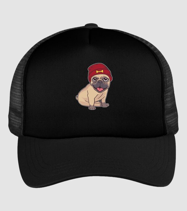 Mops cu șapcă model negru pe tricou